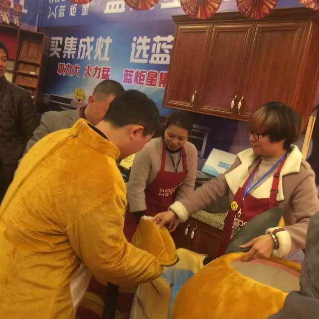 耀世集成灶展区
