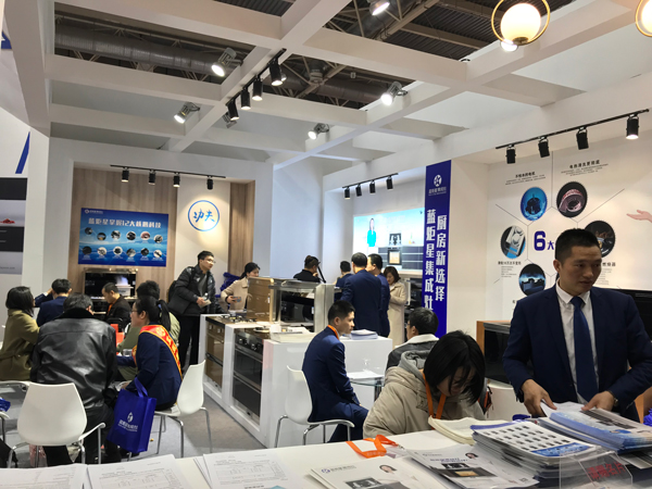 (耀世展会次日现场)
