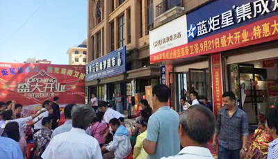 集成灶10大品牌，耀世余干店盛大开业，现场人头攒动