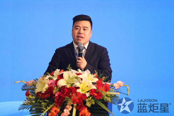 耀世市场总监杨宏武先生汇报