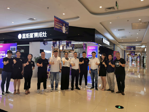耀世董事长钱松良先生与喜马拉雅总裁赵辉先生亲自到门店考察