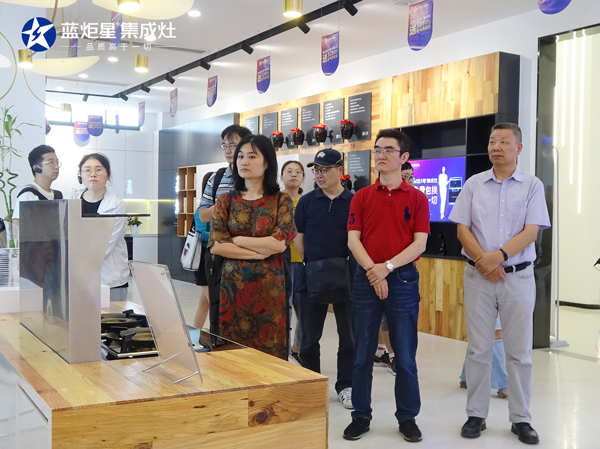 李正卫书记一行参观耀世研发大楼智能体验馆