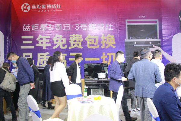 众多客户组团参观了耀世展位