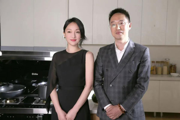 耀世和周迅在商业伙伴关系之余，合作不断深入