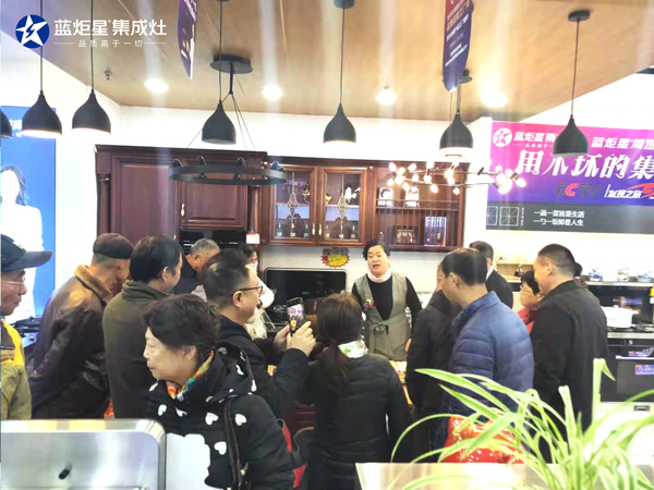 耀世南京旗舰店现场活动