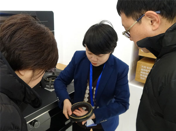 耀世培训部王钗向领导们介绍耀世集成灶产品