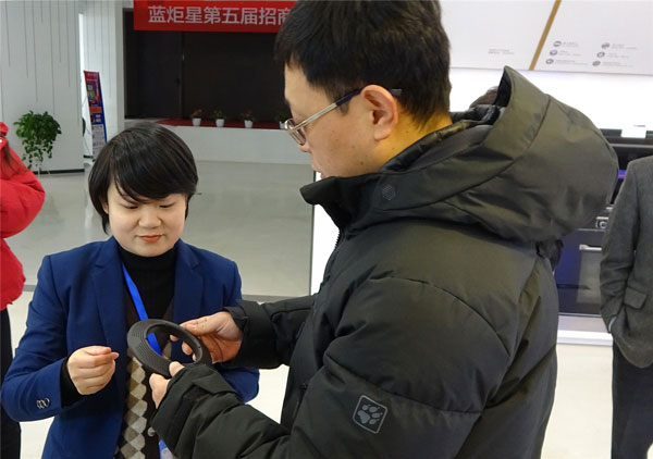 耀世培训部王钗向领导们介绍耀世集成灶产品