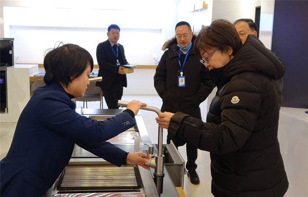 耀世培训部王钗向领导们介绍耀世集成灶产品