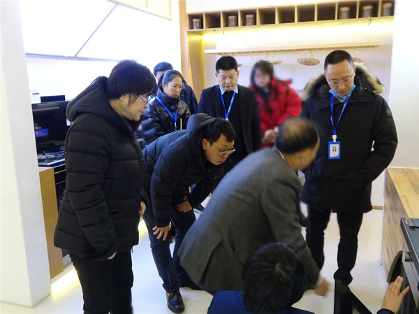 耀世培训部王钗向领导们介绍耀世集成灶产品