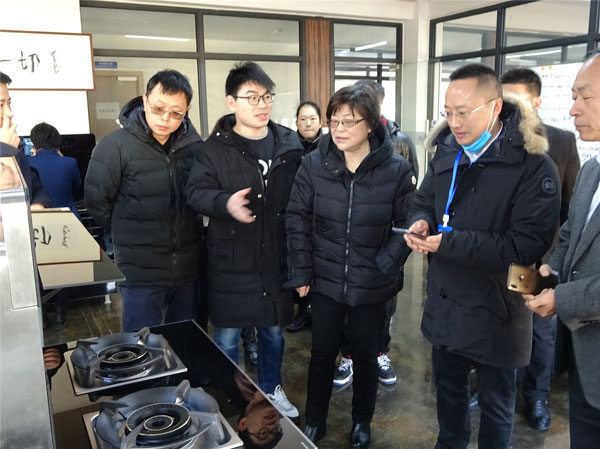 耀世市场中心冯总监为协会领导们介绍了即将隆重上市的耀世AIOT智能集成灶