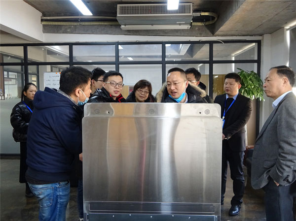 耀世市场中心冯总监为协会领导们介绍了即将隆重上市的耀世AIOT智能集成灶