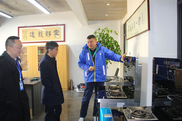耀世电器副总裁王春雷为沈建新教授一行人介绍耀世·AIoT智能集成灶