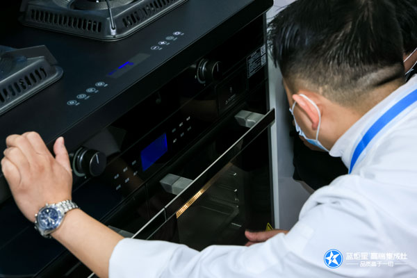 黄君先生现场使用耀世AIoT智能集成灶