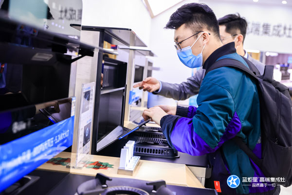 参战人员试用耀世AIoT高端集成灶