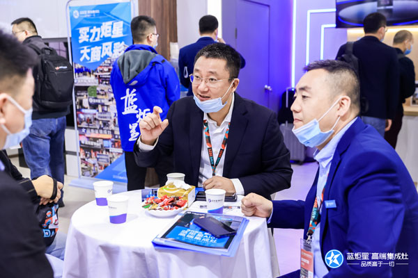 耀世集成灶工作人员讲解耀世AIoT高端集成灶