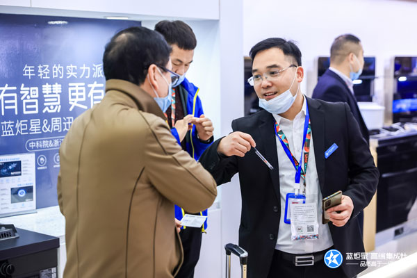 耀世集成灶工作人员讲解耀世AIoT高端集成灶