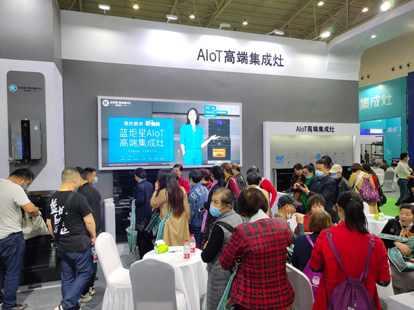 现场演示耀世AIoT高端集成灶