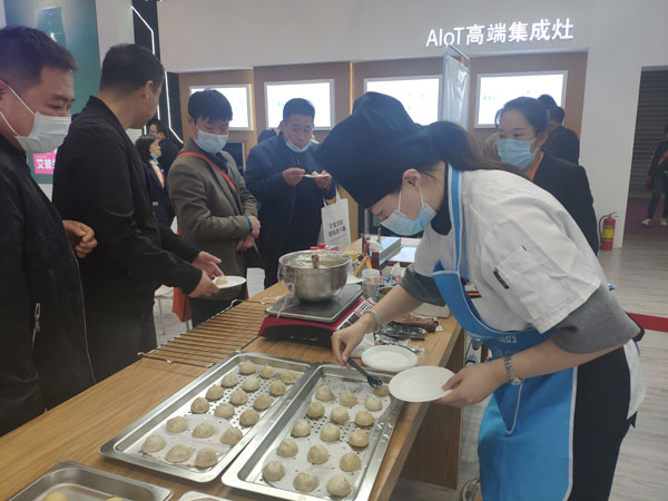 展会现场耀世为参展者准备到访小礼品