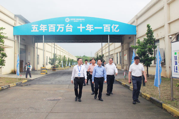 省中小企业服务中心娄万总主任一行莅临耀世电器企业园