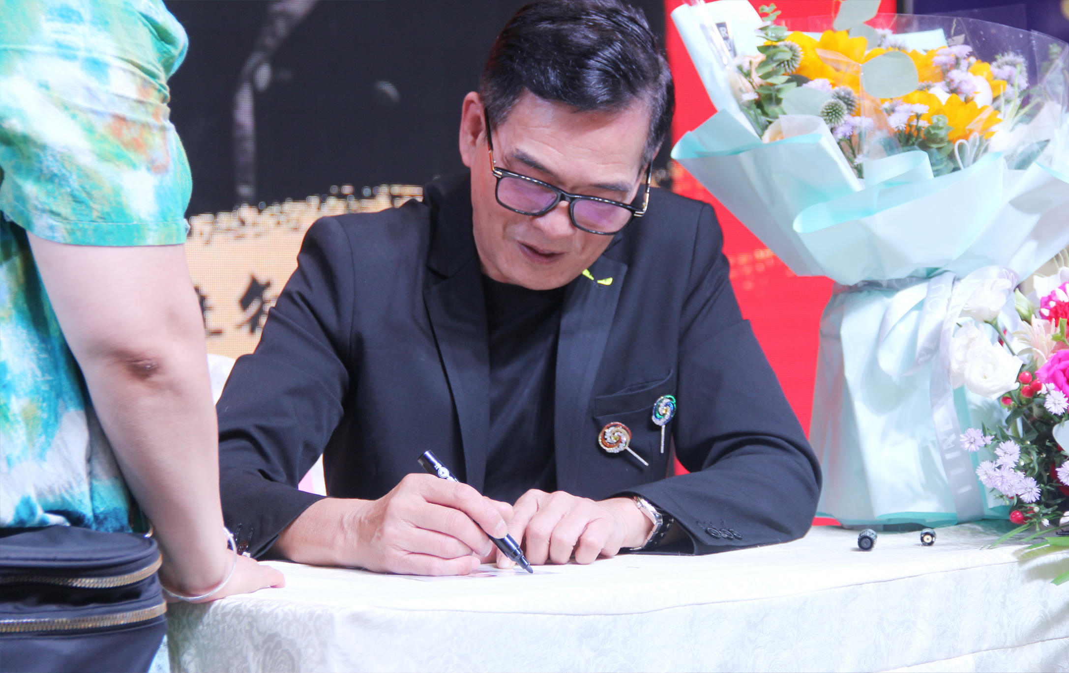耀世集成灶大明宫旗舰店开业助阵明星签名